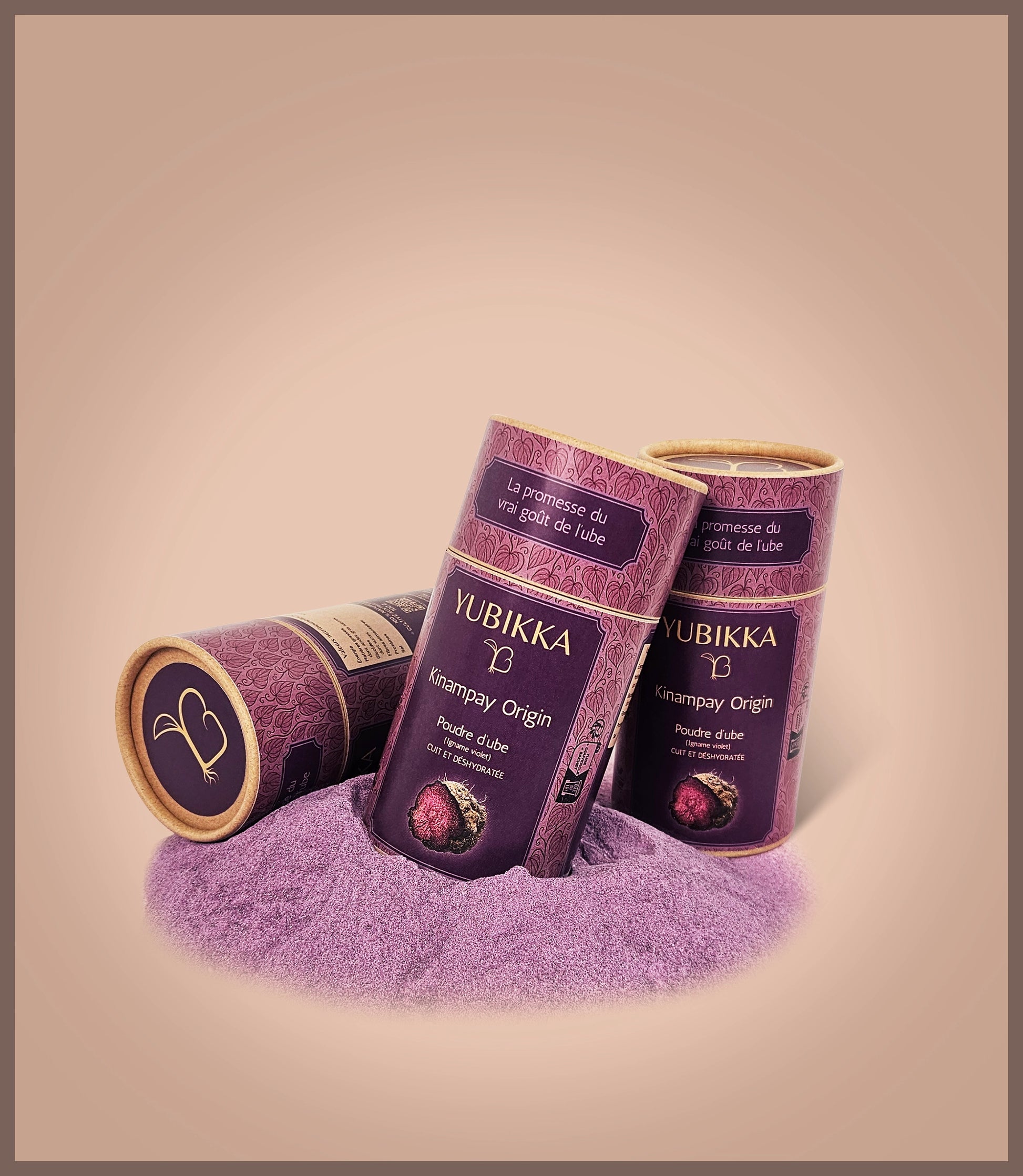 Poudre d'ube dans un tube en carton Yubikka sur de la poudre d'ube